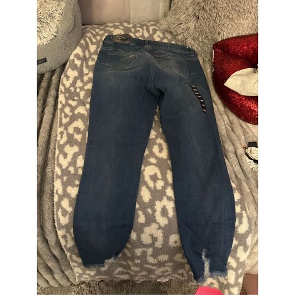 Torrid nwt Bombshell Skinny stretch High-Rise Destructed Jean 14S westchester - Picture 8 of 11